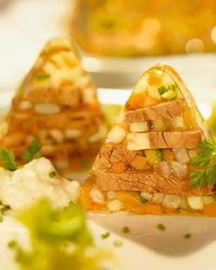 Ароматный говяжий холодец с хреном