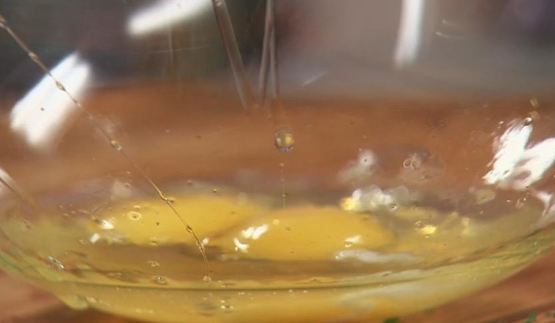 французский омлет и круассан с овощным тартаром