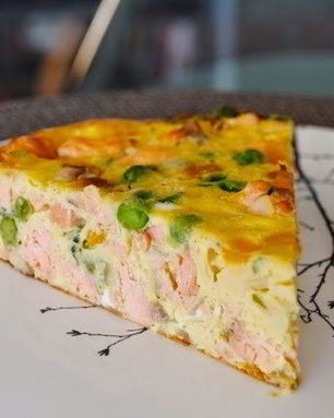 Фриттата с беконом, зеленым горошком и козьим сыром