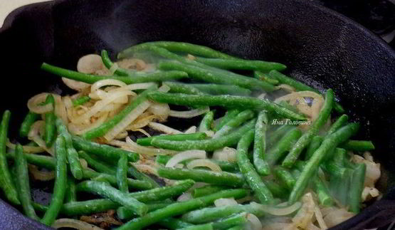 фриттата с грибами, чеддером и тостами