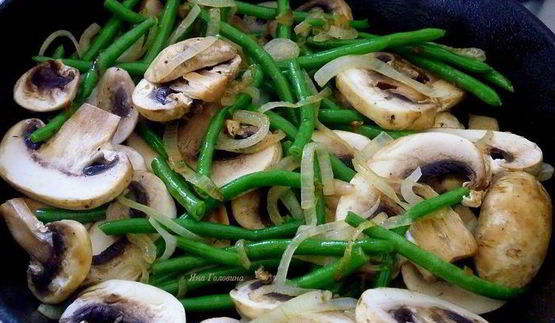 фриттата с грибами, чеддером и тостами