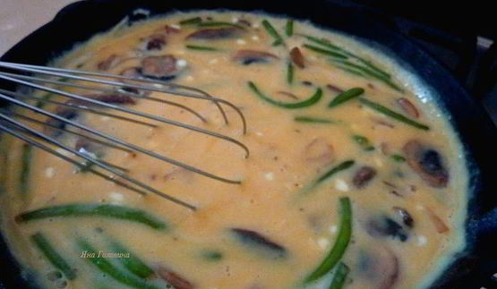 фриттата с грибами, чеддером и тостами