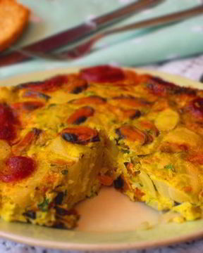 Фриттата с картофелем, мидиями и чоризо