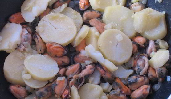 фриттата с картофелем, мидиями и чоризо