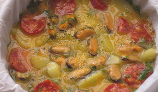 фриттата с картофелем, мидиями и чоризо