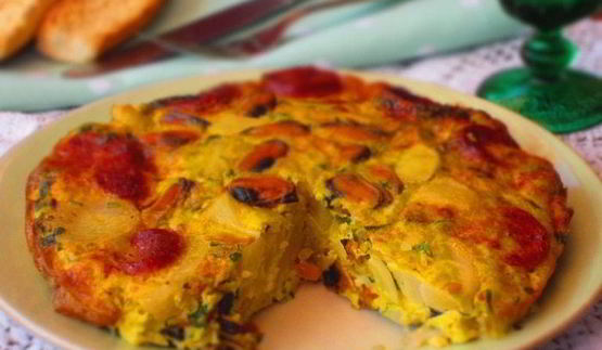 фриттата с картофелем, мидиями и чоризо