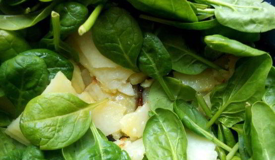 фриттата с картофелем, шпинатом и творожным сыром