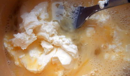 фриттата с картофелем, шпинатом и творожным сыром