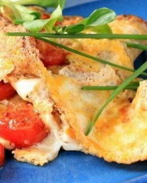 Легкий омлет с обжаренной курицей, помидорами и сыром