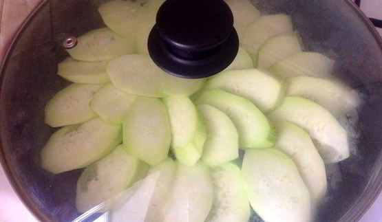 нежный омлет с кабачками на сковороде