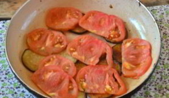 омлет с баклажанами и помидорами