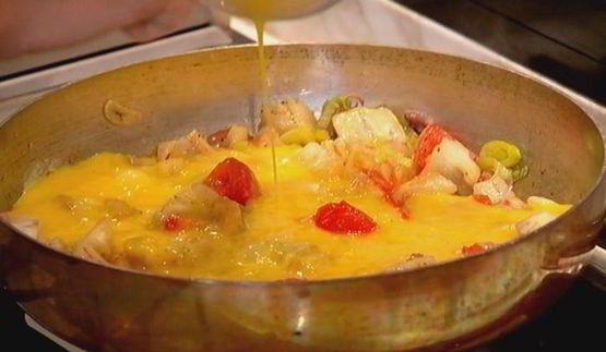 омлет с баклажанами, помидорами и луком