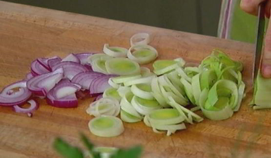 омлет с баклажанами, помидорами и луком