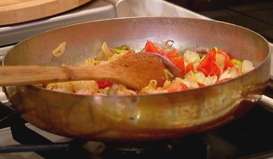 омлет с баклажанами, помидорами и луком