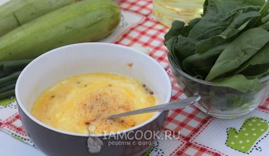 омлет с кабачком и шпинатом