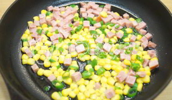омлет с колбасой и кукурузой бонди