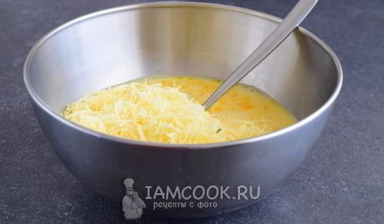 омлет с овощами на сковороде