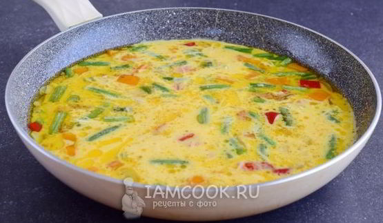 омлет с овощами на сковороде