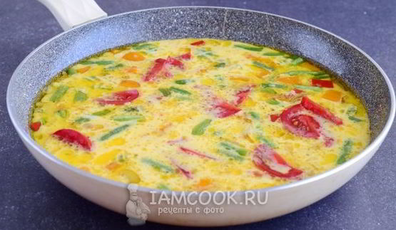 омлет с овощами на сковороде