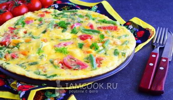 омлет с овощами на сковороде