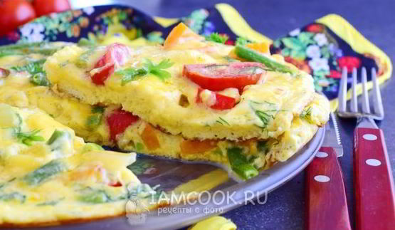 омлет с овощами на сковороде