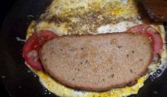 омлет с помидорами на гренках