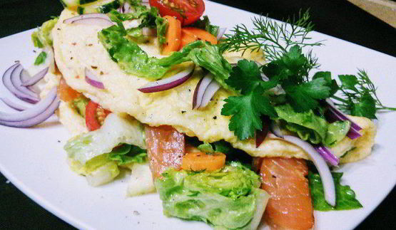 омлет с салатом и копченым лососем