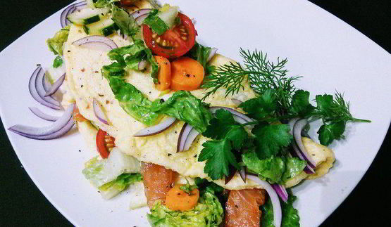 омлет с салатом и копченым лососем