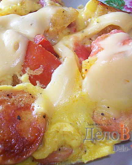 Рецепт омлета с сосисками, картошкой, помидорами и сыром