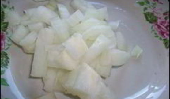 омлет с сосисками, картошкой, помидорами и сыром