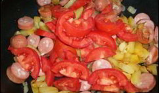 омлет с сосисками, картошкой, помидорами и сыром