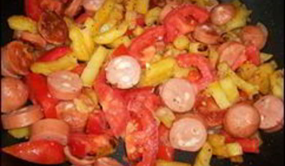 омлет с сосисками, картошкой, помидорами и сыром