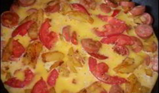 омлет с сосисками, картошкой, помидорами и сыром