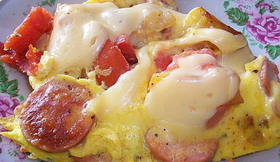 омлет с сосисками, картошкой, помидорами и сыром