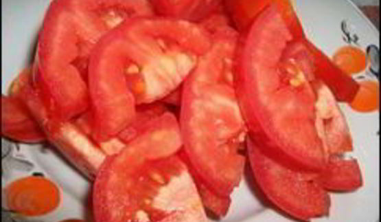 омлет с сосисками, картошкой, помидорами и сыром