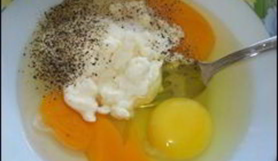 омлет с сосисками, картошкой, помидорами и сыром