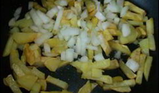 омлет с сосисками, картошкой, помидорами и сыром