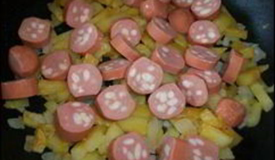 омлет с сосисками, картошкой, помидорами и сыром