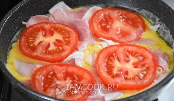омлет с ветчиной и помидорами
