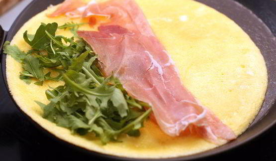 омлет с ветчиной и рукколой