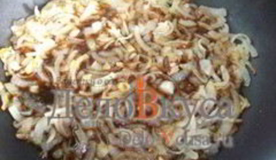 омлет с жареным луком и соевым соусом