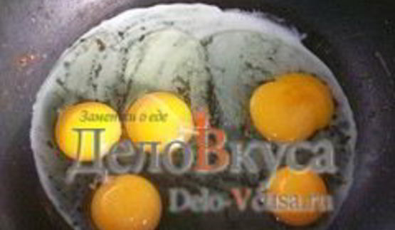 омлет с жареным луком и соевым соусом