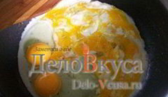 омлет с жареным луком и соевым соусом