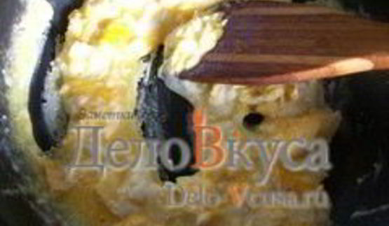 омлет с жареным луком и соевым соусом