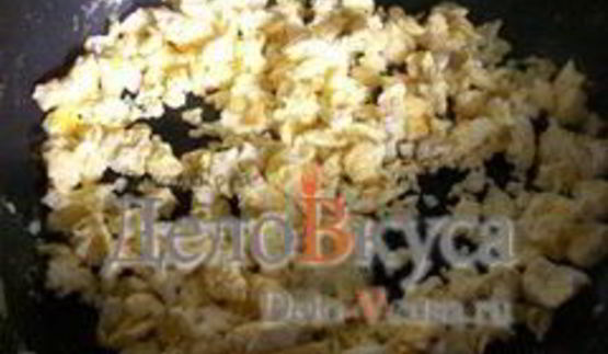 омлет с жареным луком и соевым соусом