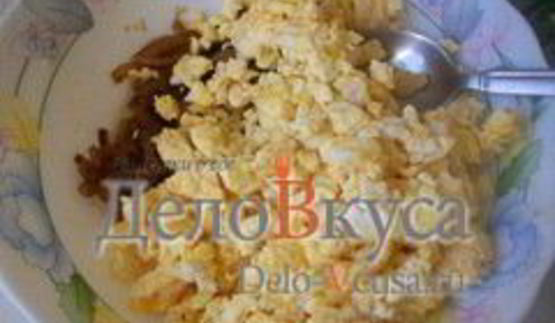 омлет с жареным луком и соевым соусом