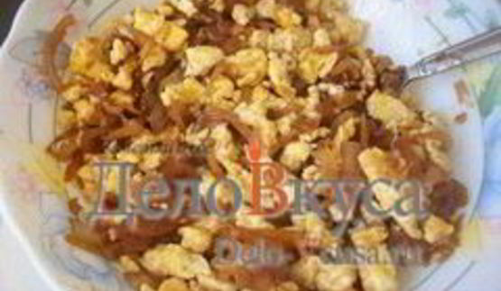 омлет с жареным луком и соевым соусом