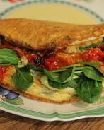 Омлет со шпинатом и помидорами черри