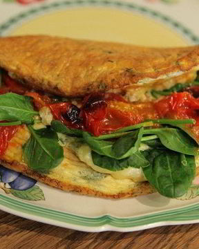 Омлет со шпинатом и помидорами черри