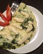 Омлет со сметаной, шпинатом и козьим сыром